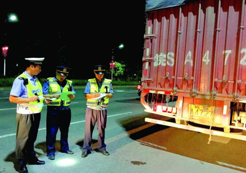 查辦超限車(chē)輛現(xiàn)場(chǎng)