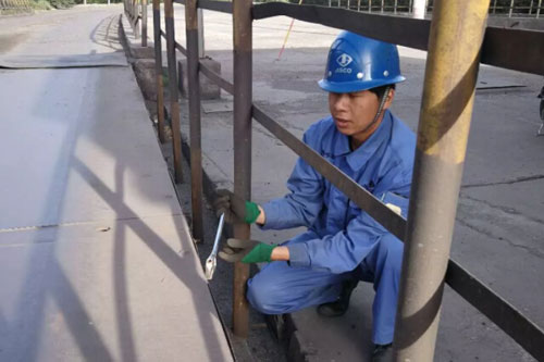 地磅維護(hù)檢查工作現(xiàn)場(chǎng)