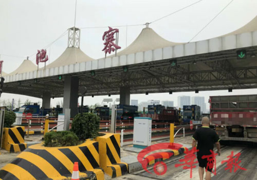 圖為高速收費(fèi)站貨車(chē)過(guò)地磅現(xiàn)場(chǎng)